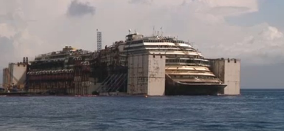 Concordia, sul relitto la bandiera blu: 