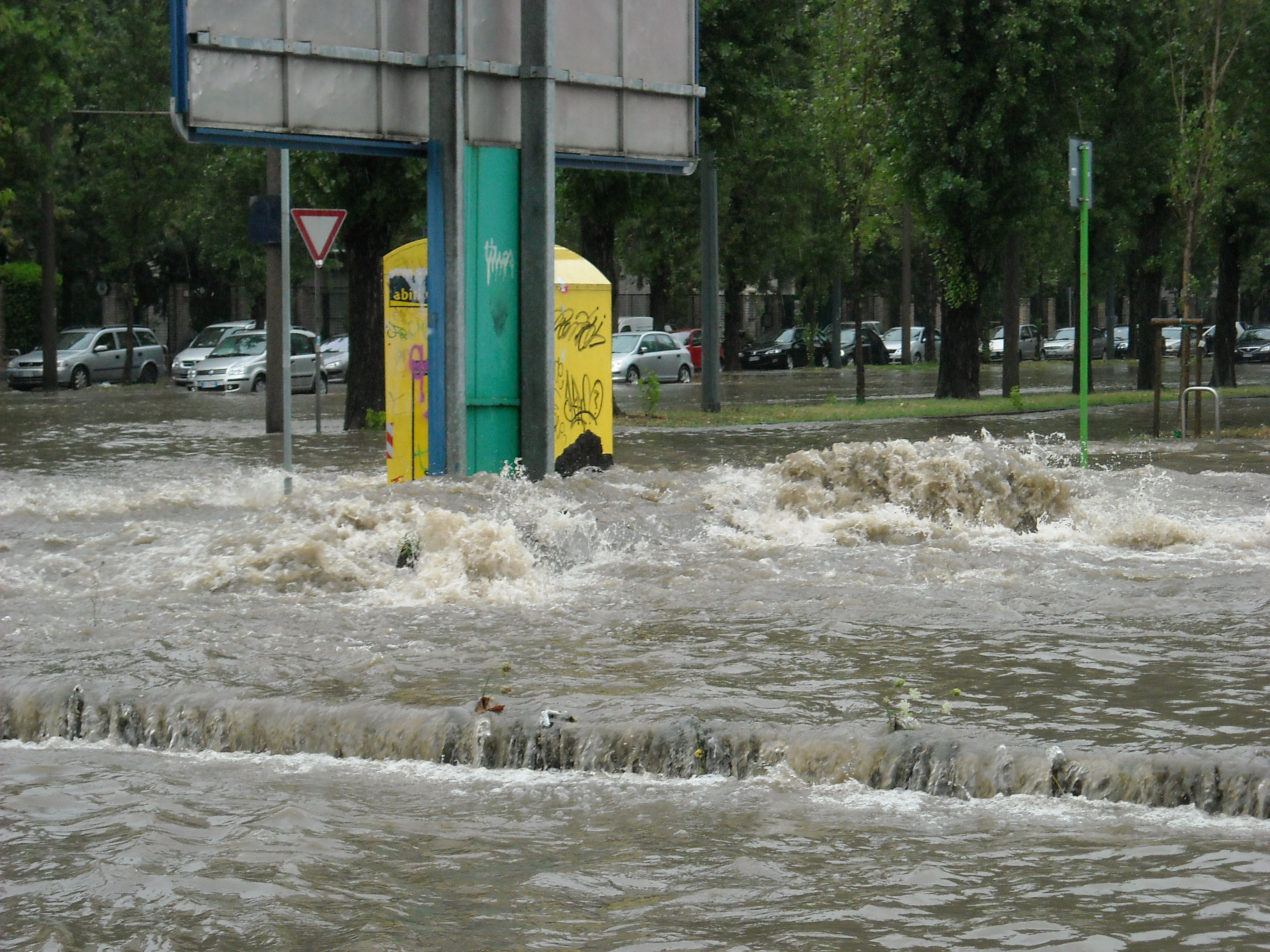 Bomba d'acqua a Nord di Milano, esonda il fiume Seveso