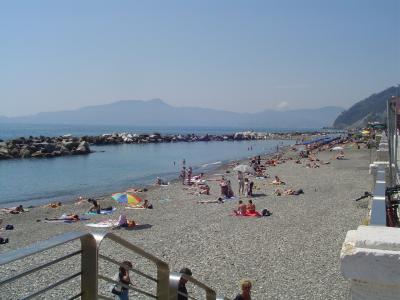Ruba borsa in spiaggia a Chiavari, bloccato..a Isola del Cantone