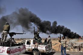 Libia sull'orlo della guerra civile, più di cento italiani rientrano in patria