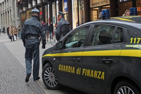 La Guardia di Finanza sequestra discarica, c'era amianto
