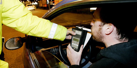 Ubriaco al volante, sfonda cancello della caserma dei Carabinieri