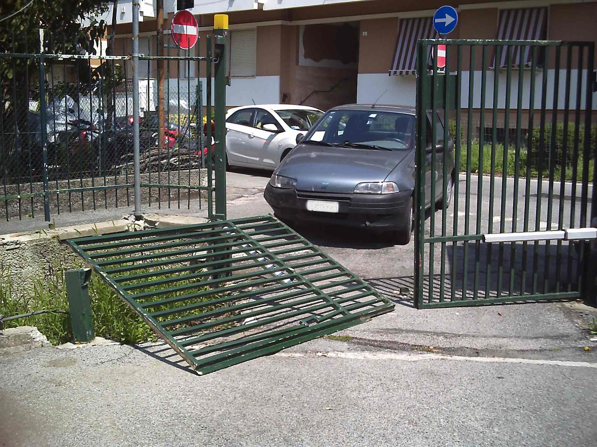 Auto sfonda cancello dei Carabinieri, il guidatore: 