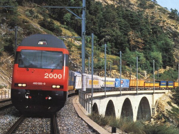 Treno deraglia in Svizzera per una frana, 11 feriti e tre vagoni nel vuoto