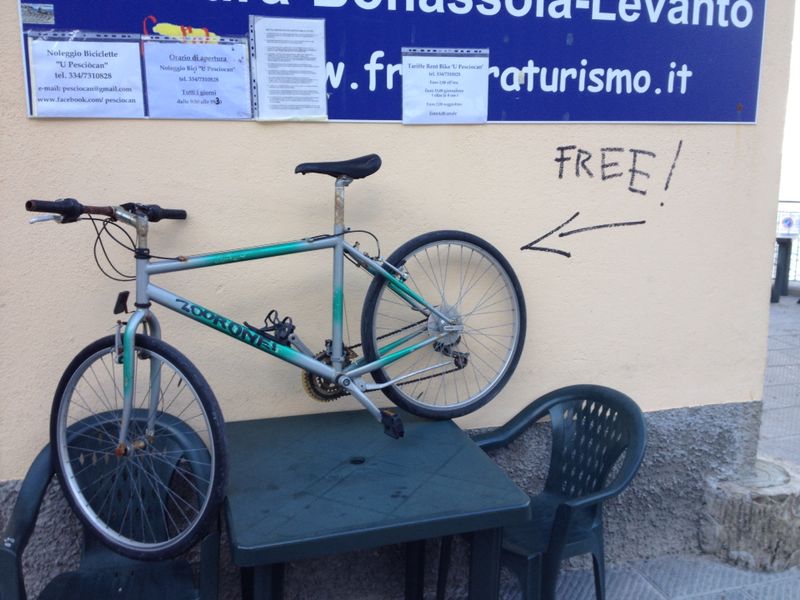 Ennesimo furto di biciclette, i turisti chiedono le videocamere