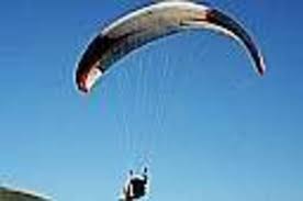Avaria al motore, parapendio finisce in mare: pilota ferito
