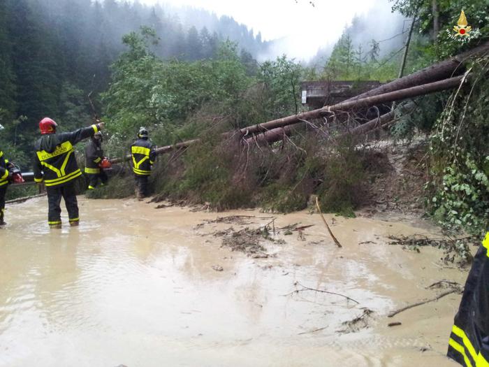 Vigile fuoco muore travolto da frana: il corpo dell'uomo è stato recuperato a valle