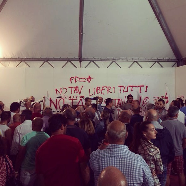 Tensione alla Festa dell'Unità assediata dai No Tav: 