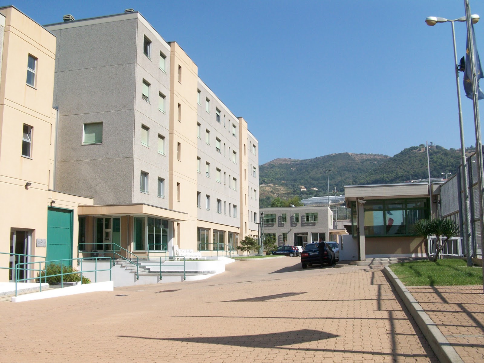 Detenuto si barrica in cella e minaccia il suicidio