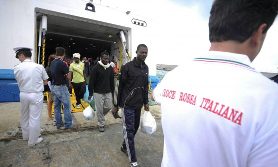 Immigrazione, nella notte sbarcati a Genova 130 profughi