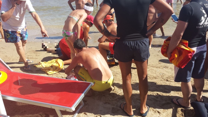 Malore in mare, muore turista ottantenne