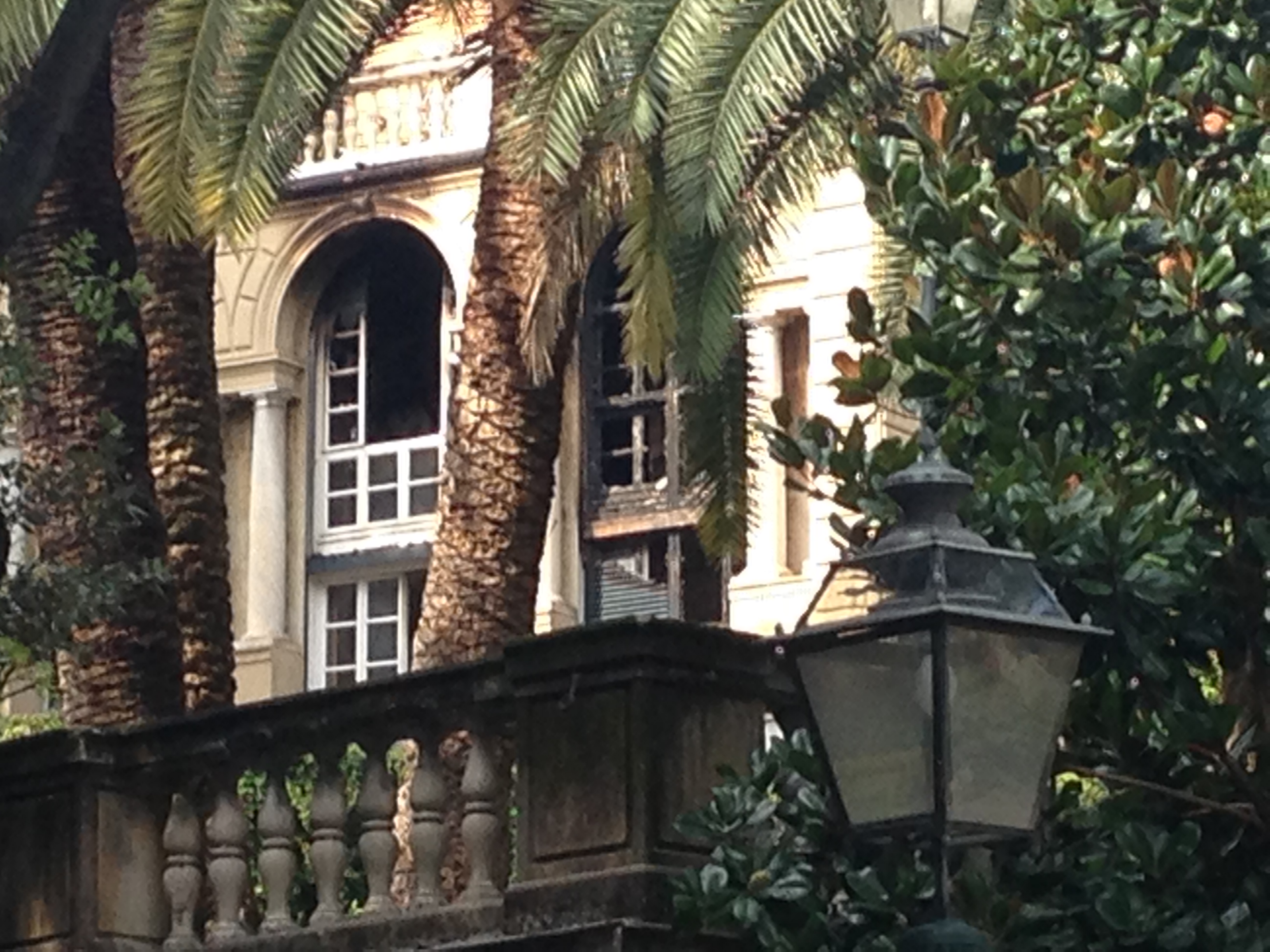 Attentato in via Corsica, in fiamme villa signorile