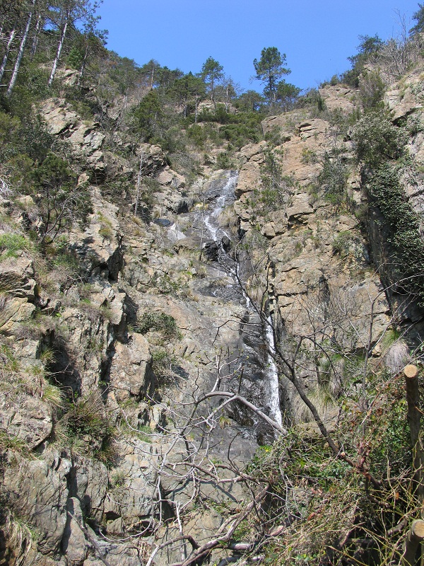Clandestino cerca di espatriare, rimane in bilico su rocce