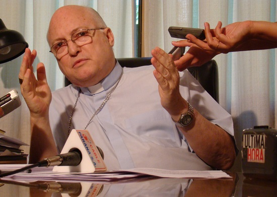 Papa rimuove vescovo in Paraguay accusato di coprire abusi sessuali 