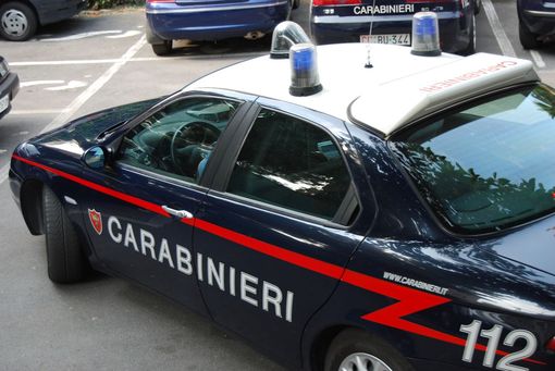 Ruba due auto e cerca di fuggire, arrestato dai Carabinieri