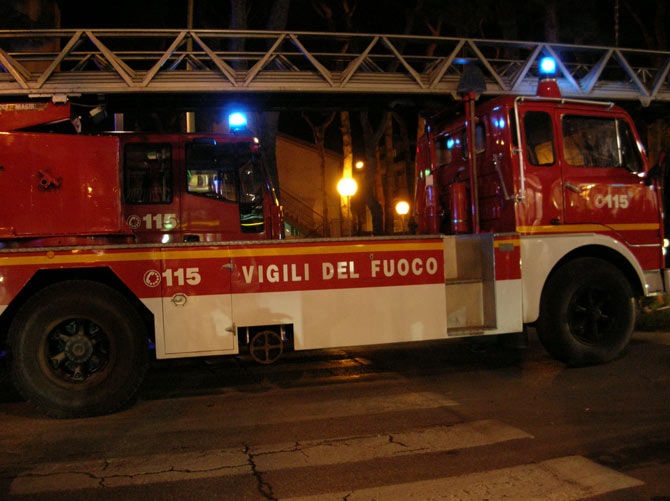 Auto sbanda e vola in una scarpata, illeso il conducente