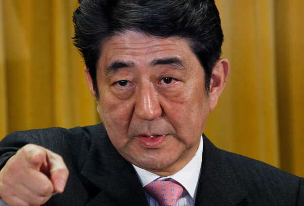 Giappone: si dimettono due ministri coinvolti in scandalo, Abe si scusa