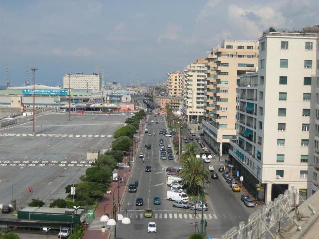 Danneggiano auto alluvionate a Piazzale Kennedy: presi tre minorenni