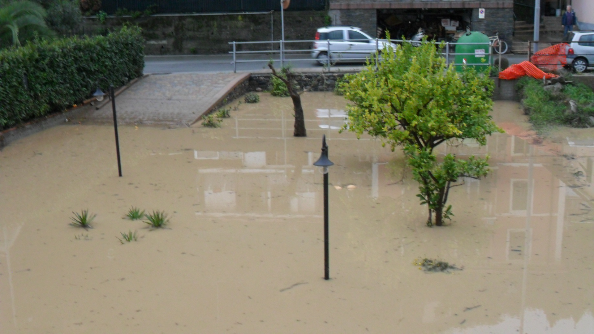 Maltempo in tutta l'Italia, a Milano esondato il Seveso