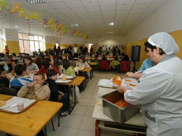 Rimborso di 2 centesimi per la mensa del figlio, madre rinuncia