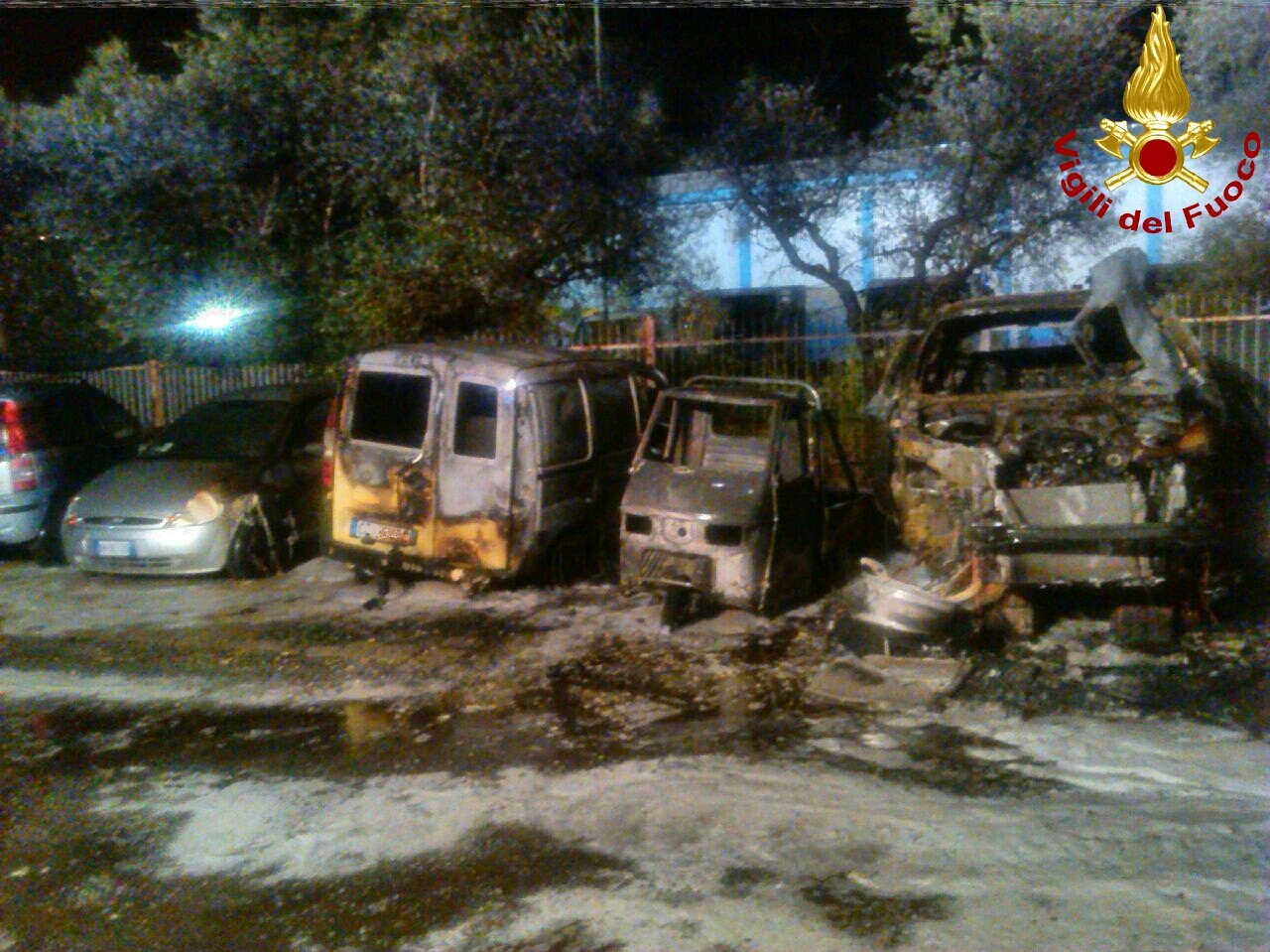 Rogo in un parcheggio, cinque automezzi in fiamme a Santo Stefano d'Aveto