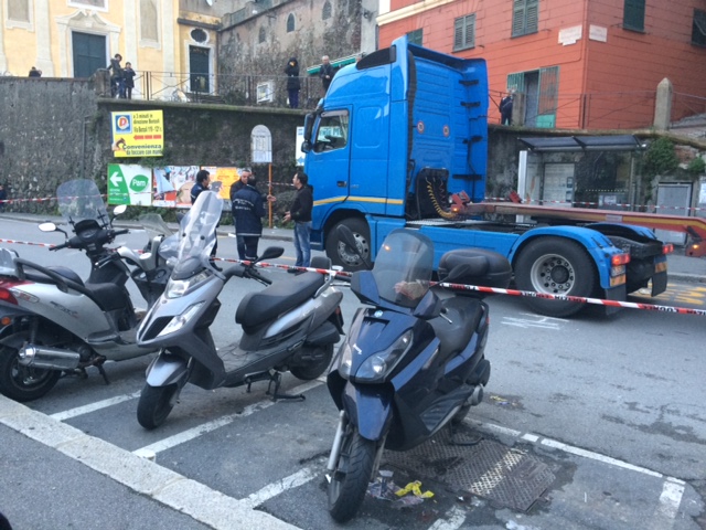 Tragedia a Genova, muore 18enne investito da camion