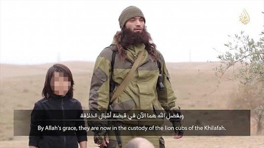 Orrore senza fine, l'Isis mostra bimbo che spara a prigionieri