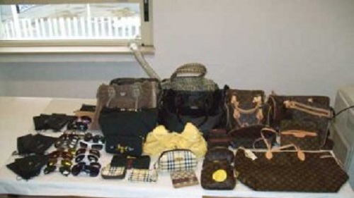 Scoperta e smantellata boutique del falso nei vicoli di Genova