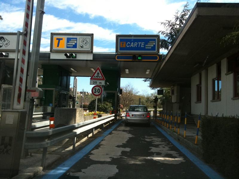 Tamponamento tra tir sulla A7, traffico rallentato