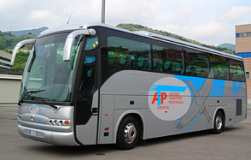 Prende fuoco bus Atp, attimi di paura in Piazza della Vittoria 