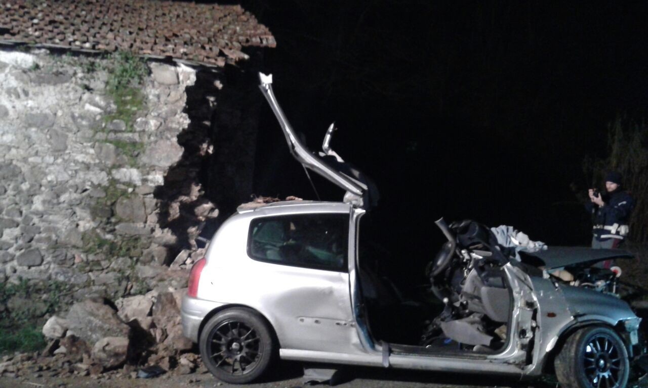 Incidente mortale a Bottagna, auto contro una casa: muore un 35enne