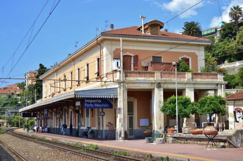 Stazione Porto Maurizio, emettitrici ancora guaste: presentata interrogazione in Regione