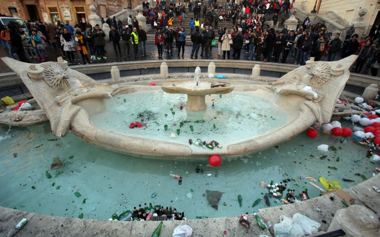 Guerriglia a Roma, danni permanenti alla Barcaccia 