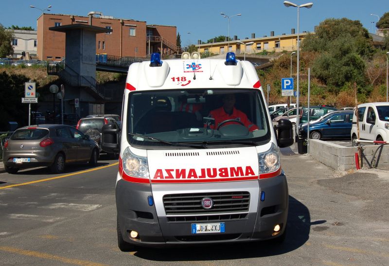 Donna precipita da finestra mentre lava finestre e muore