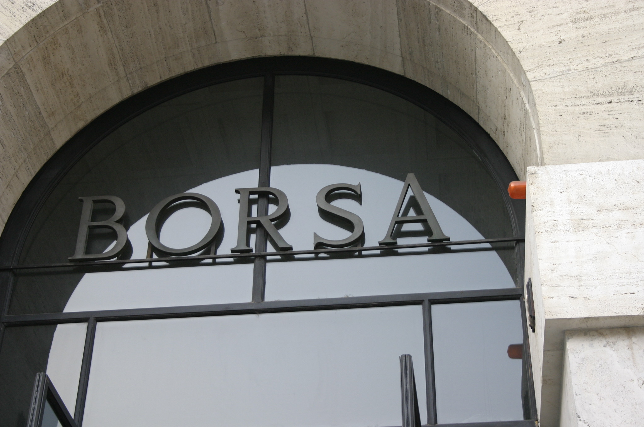 Borsa, chiusura positiva per Piazza Affari. Exploit di Carige