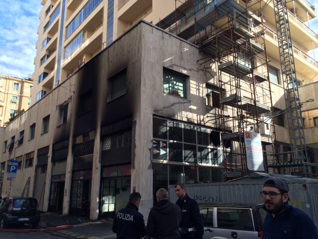 Genova, incendio in via Beccari alla Foce