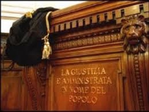 Imputato di rapina 'salvato' dal sorriso