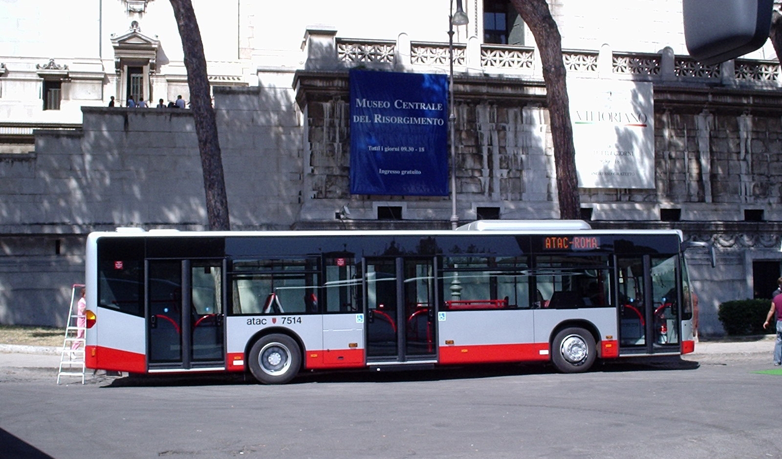 Un ragazzo di 20 anni è morto in piazza Venezia  investito da un bus di Atac