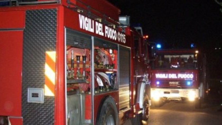 Incendio doloso distrugge veicolo per autospurgo a Genova zona Marassi