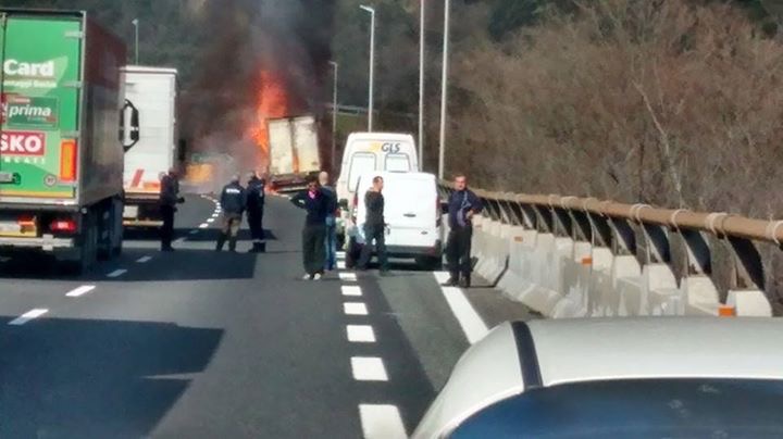 Camion in fiamme sulla A12 tra Rapallo e Recco