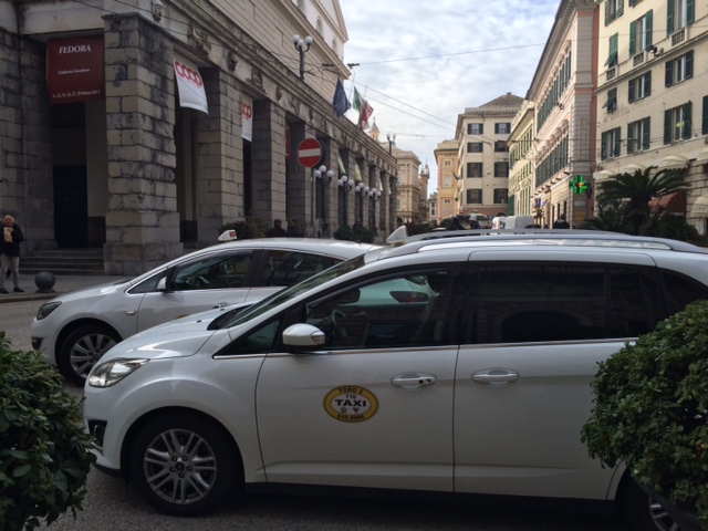 Aggressione e furto a conducente Uber, tassista denunciato