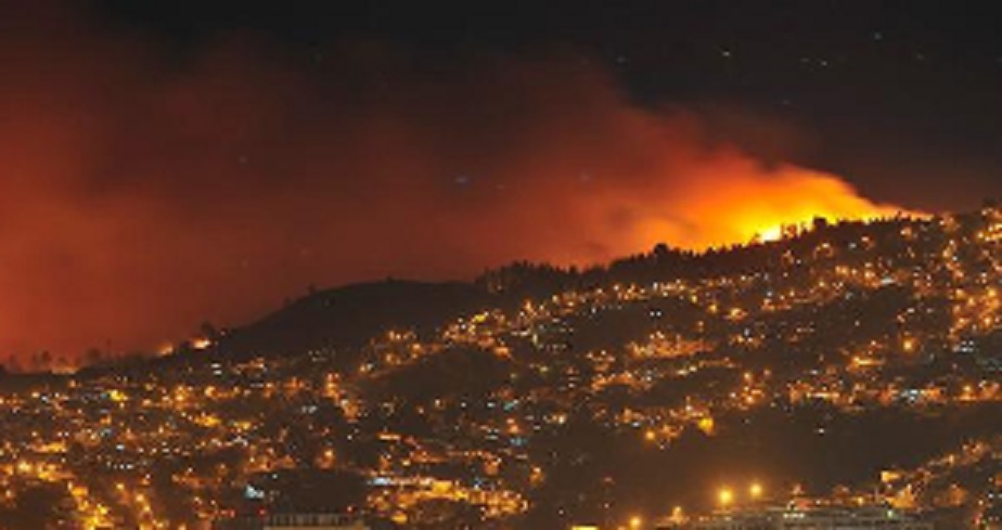 Cile, emergenza a Valparaiso: incendio, evacuate 4500 persone 