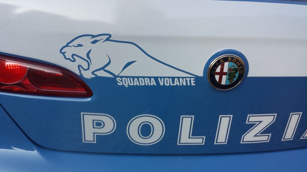 https://www.primocanale.it/materialiarchivio/immagininews/20150319165117-polizia-volante.jpg