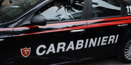 Legano e picchiano coppia di sessantenni, ricercati