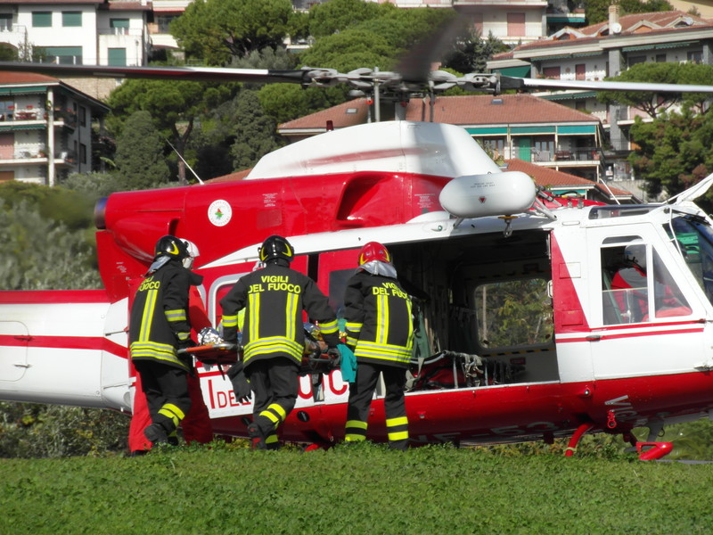 Cucina in fiamme, ustionato il padrone di casa