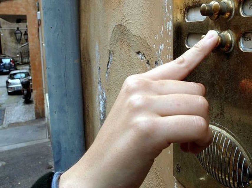 Si fingono poliziotti, truffano pensionata 