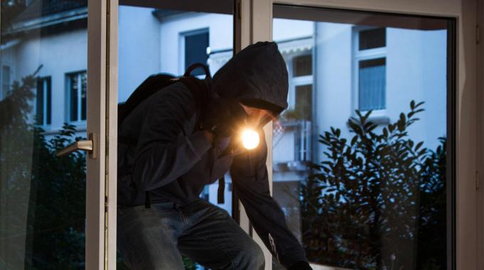 Polizia taglia corda e ladro resta bloccato