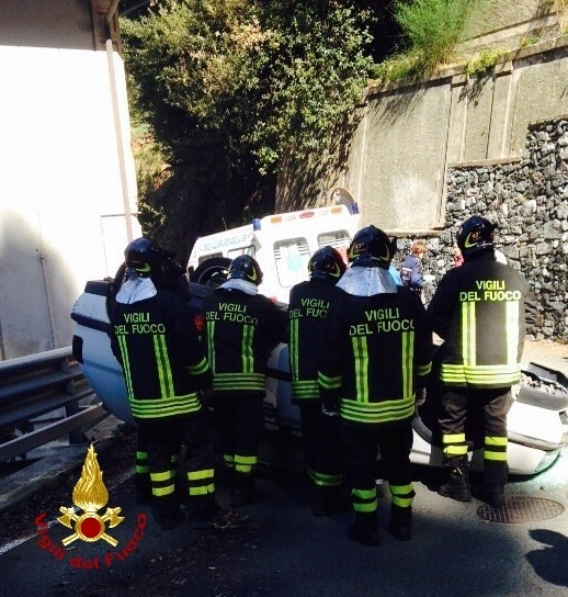 Bonassola, si schianta con l'auto contro guardrail