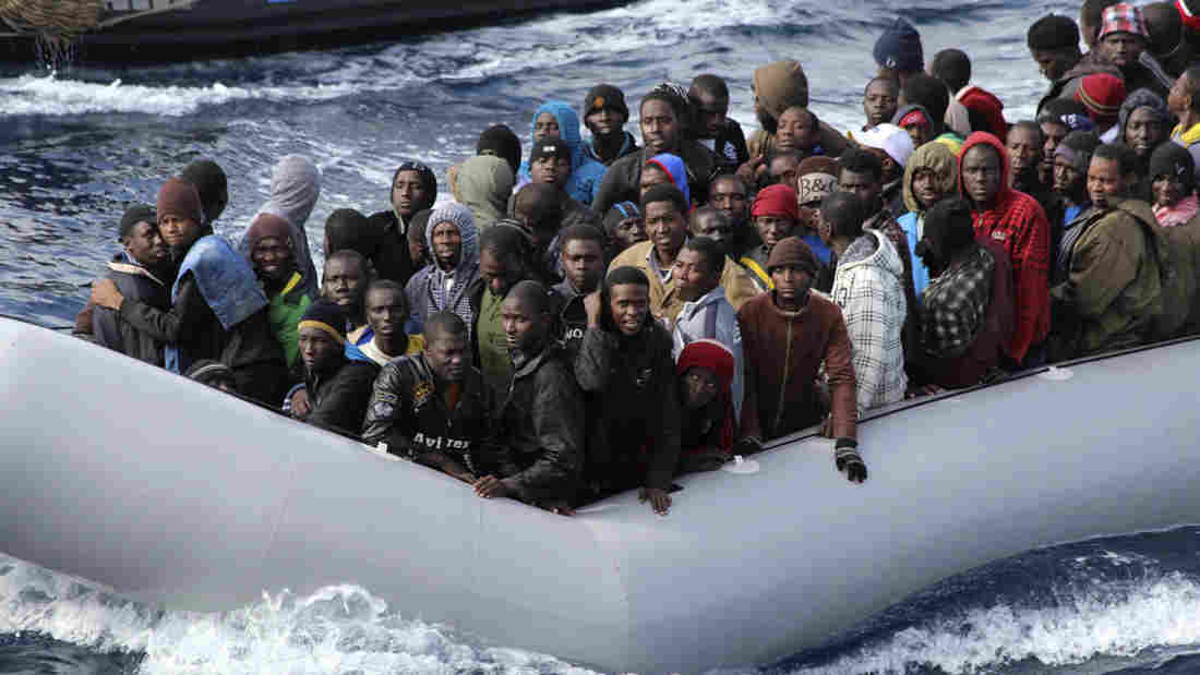 Ribaltato barcone carico di migranti: nove morti