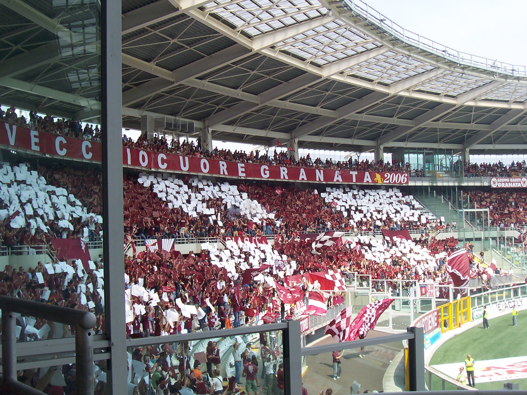 Derby di Torino, esplode bomba carta: 9 feriti